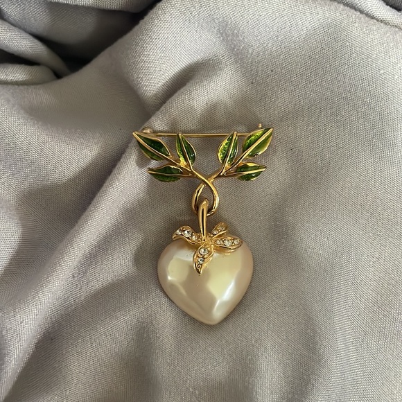 Joan Rivers Brooch - Picture 9 of 9